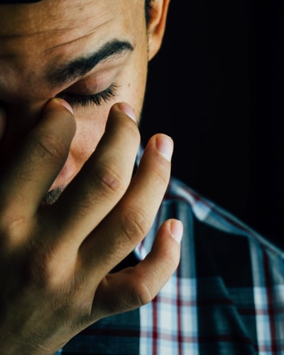Viele Menschen leiden unter schlechtem Schlaf Er schläft sehr schlecht